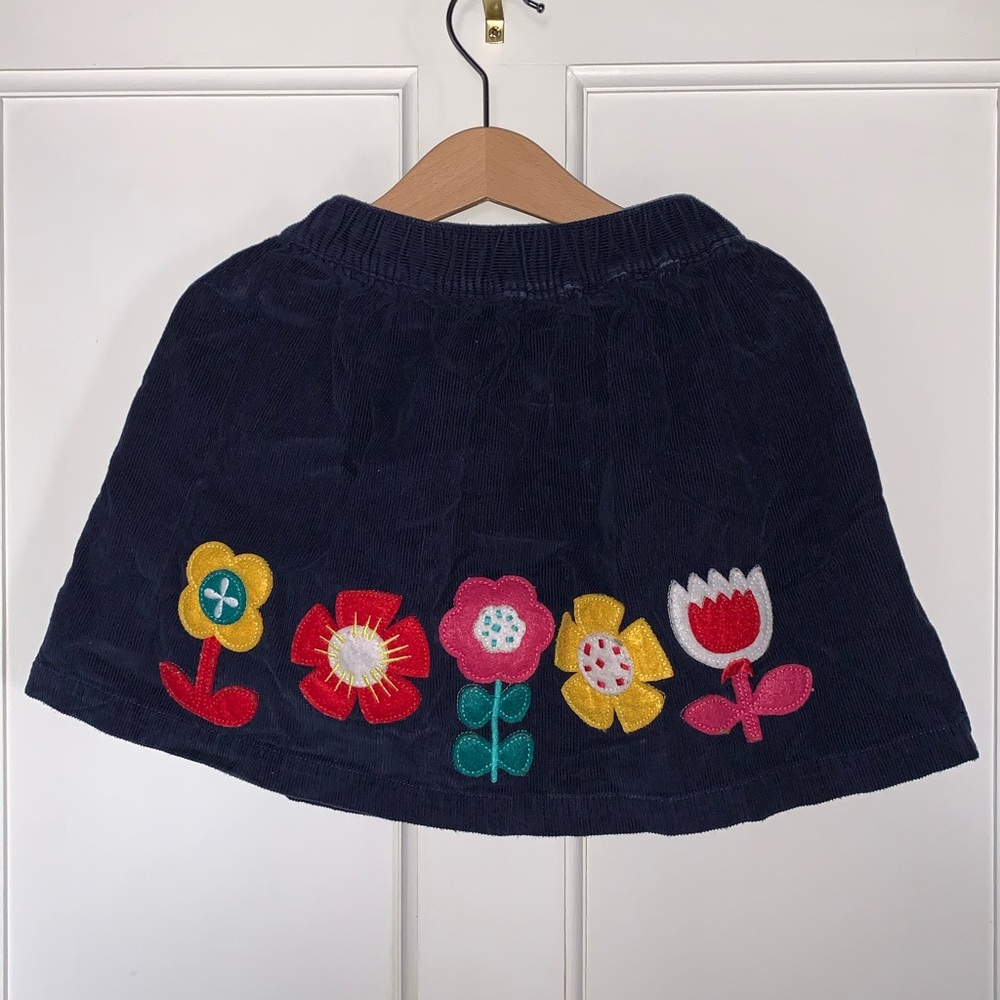 Skirt with flowers design